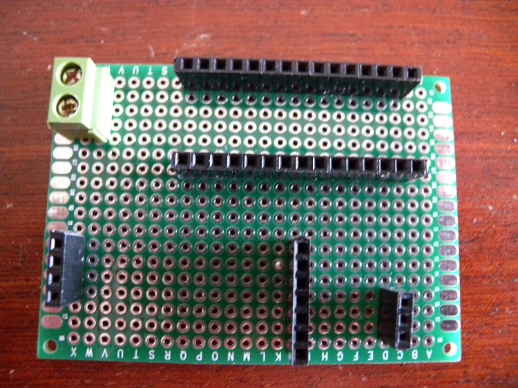 Parte superior de la PCB del módulo de aviso sin componentes conectados