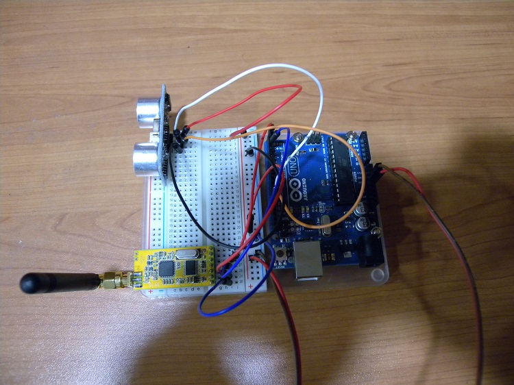 Módulo de detección montado sobre una breadboard con detector de ultrasonidos inicial