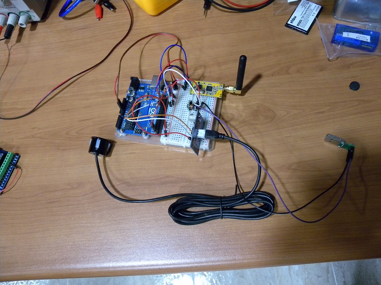 Módulo de detección montado sobre una breadboard con detector de ultrasonidos final